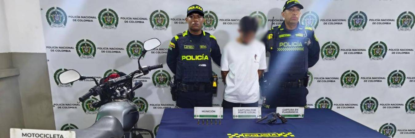 El hombre capturado por porte ilegal de armas en el barrio Mesa de Bello. FOTO: CORTESÍA POLICÍA METROPOLITANA