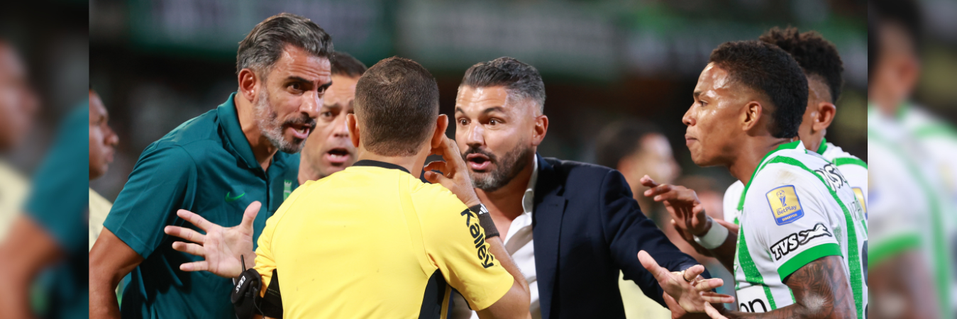 Javier Gandolfi (centro) reclamándole al árbitro por la expulsión de Jorman Campuzano en el duelo entre Nacional y Cúcuta por la Copa Colombia. /FOTO: MANUEL SALDARRIAGA
