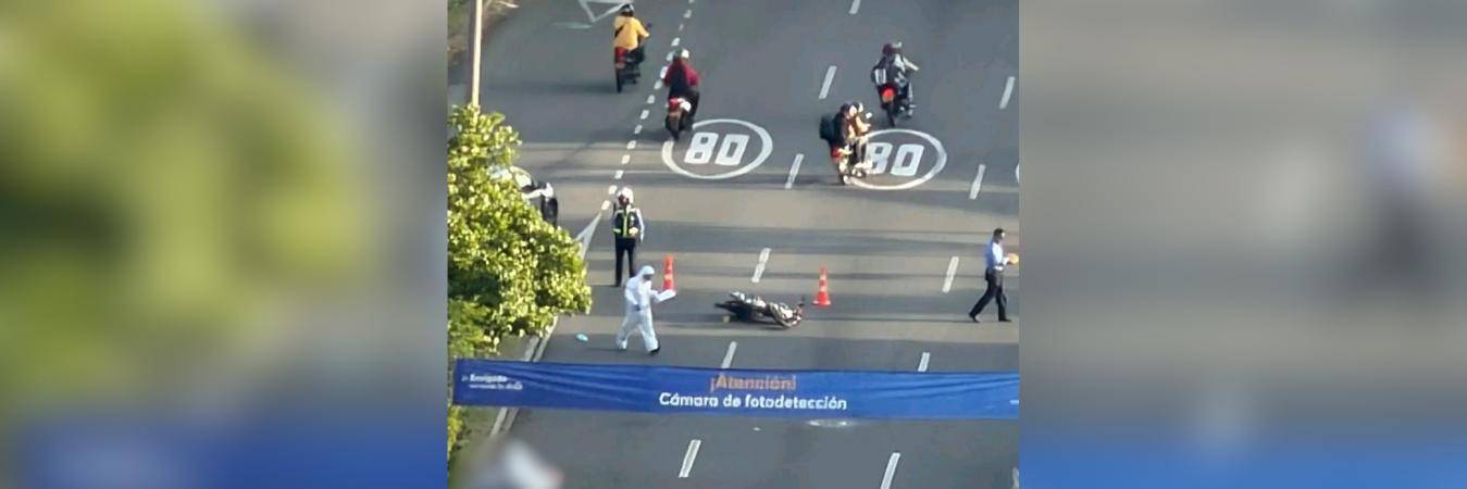 Accidente con motociclista fallecido en Envigado. FOTO: CORTESÍA