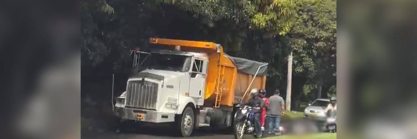 La Policía Judicial de la Secretaría de Movilidad se encargó de los actos urgentes. FOTO: CAPTURA DE VIDEO