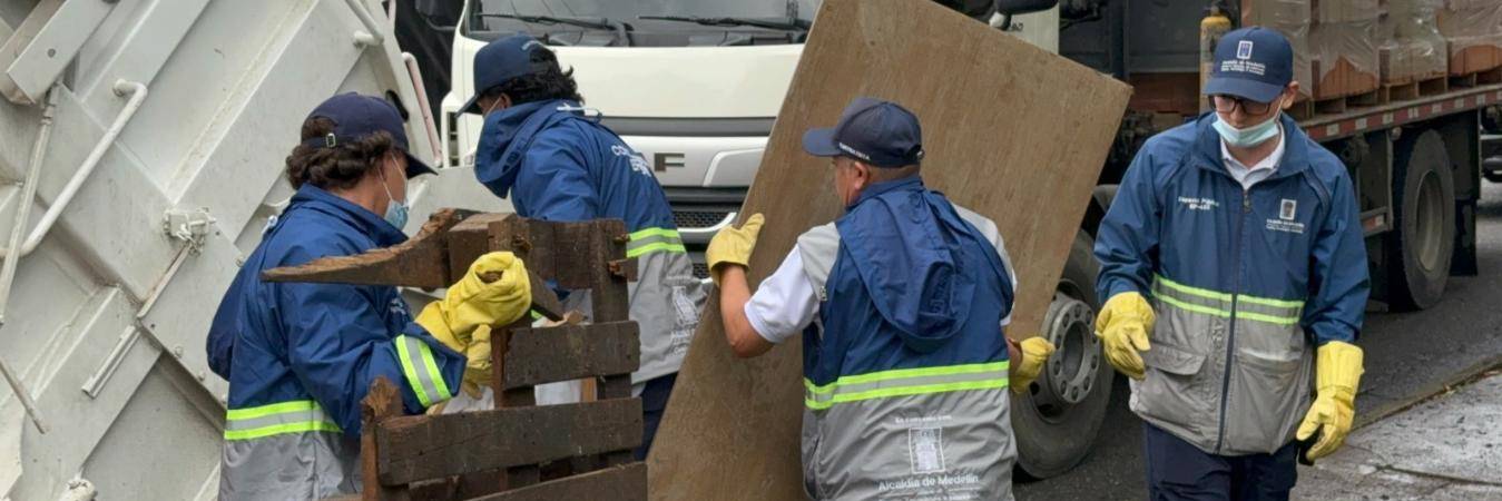 En los operativos han retirado hasta publicidad que no contaba con los permisos. FOTO: ALCALDÍA DE MEDELLÍN
