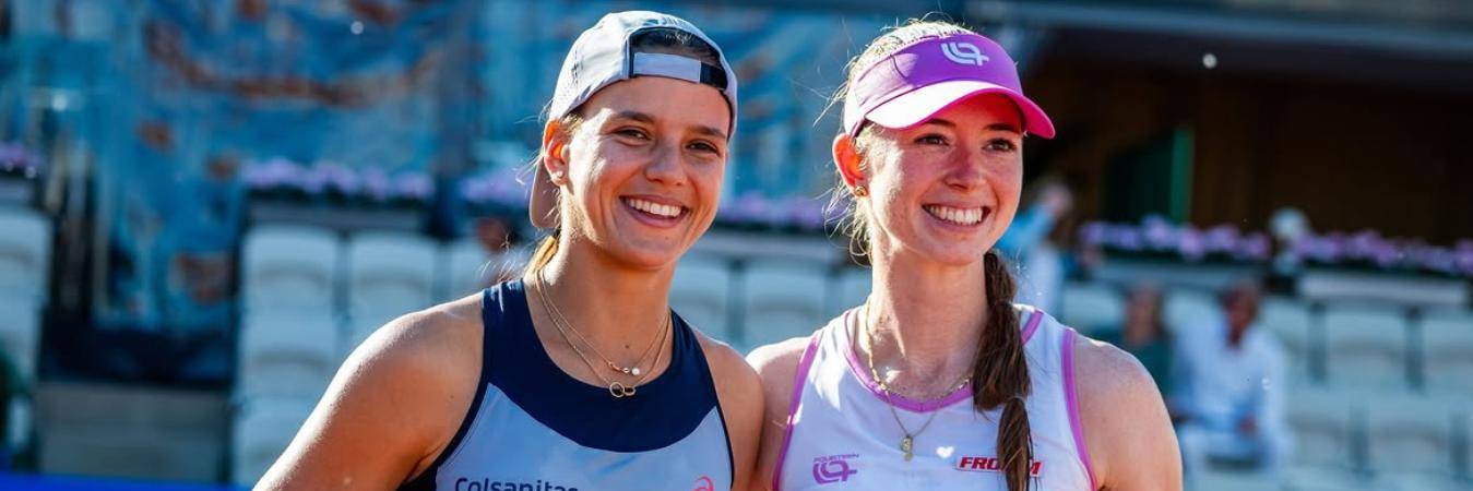 La paisa Emiliana Arango (izq.) y la suiza Simona Waltert (der.), campeonas en dobles del WTA 125 de Bastad. FOTO: @EMIARANGO