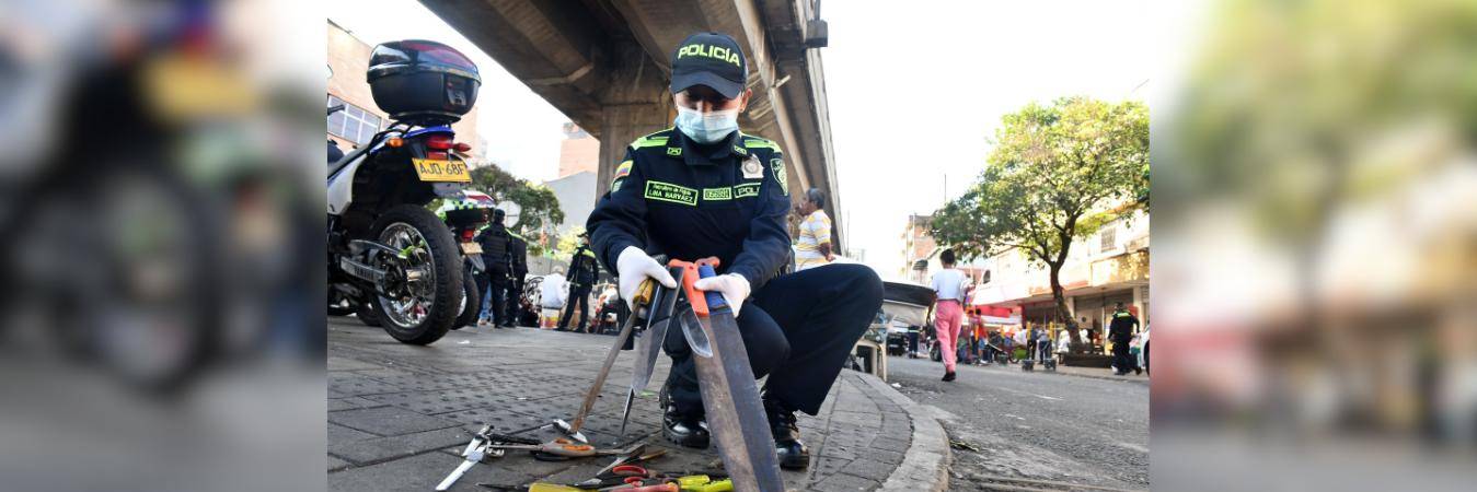 Más de 400 armas cortopunzantes fueron incautadas en el centro de Medellín. FOTO: POLICÍA METROPOLITANA VALLE DE ABURRÁ