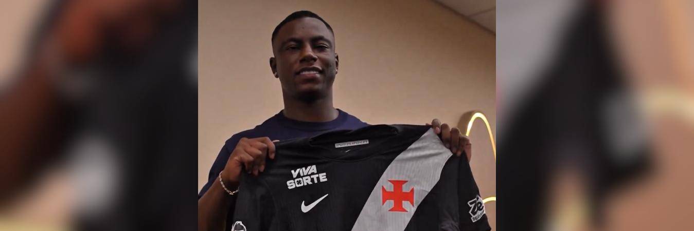 Marino Hinestroza sujetando la camiseta de Vasco Da Gama. FOTO: VASCO DA GAMA
