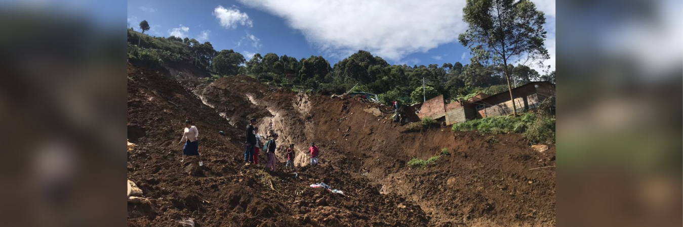 Las autoridades solicitaron la evacuación total de la zona. /FOTO: LAURA ROSA JIMÉNEZ VALENCIA