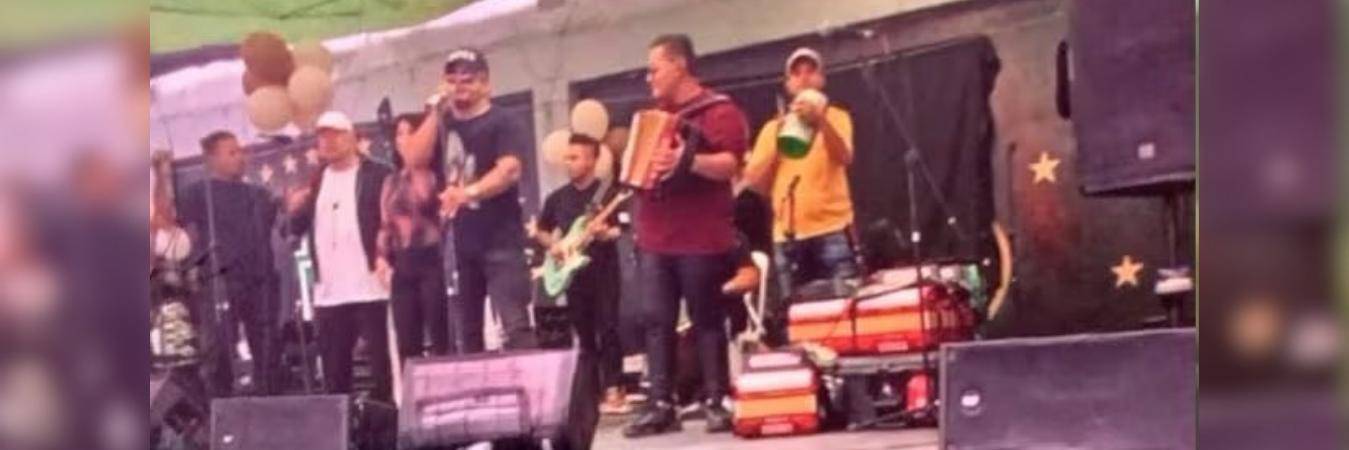 El cantante Nelson Velásquez durante la presentación musical en la cárcel de Itagüí. FOTO: CAPTURA DE VIDEO
