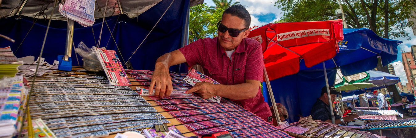 Venta de lotería en el centro de Medellín. /FOTO: JAIME PÉREZ