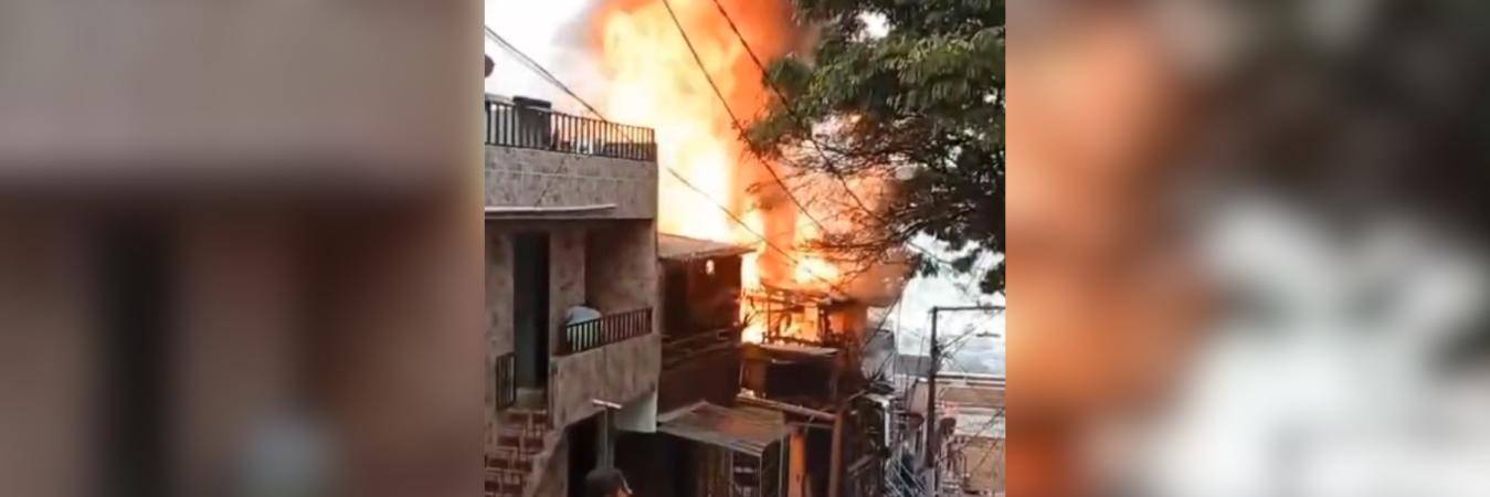 Incendio en el barrio Versalles, de Manrique. FOTO: CORTESÍA DENUNCIAS ANTIOQUIA