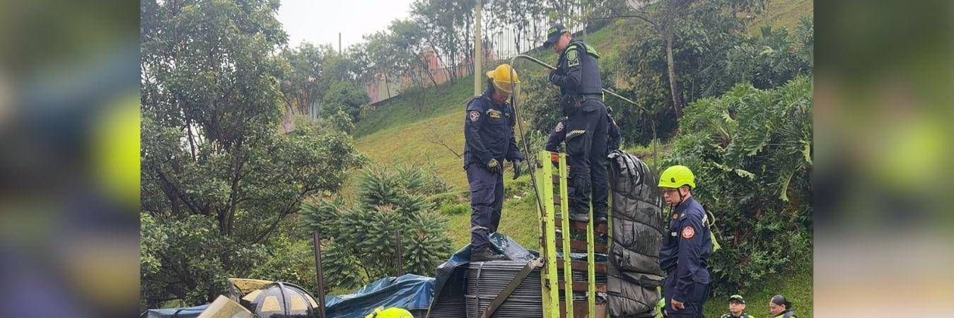 Bomberos de Itagüí atendieron el caso del polizón. FOTO: CORTESÍA