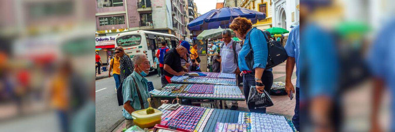 Venta de loterías en Medellín. FOTO: ARCHIVO - CAMILO SUÁREZ