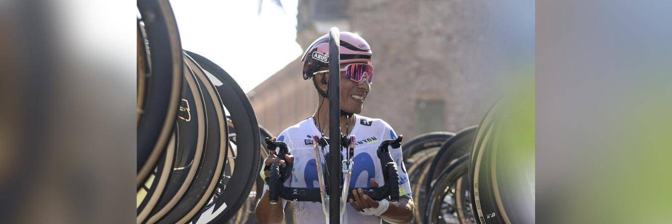 El ciclista colombiano Nairo Quintana en el pasillo de honor en su despedida. FOTO: MOVISTAR TEAM