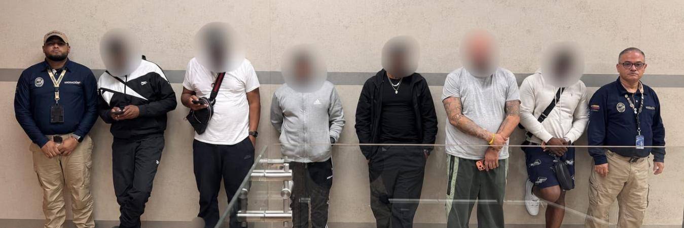 Estos son los seis estadounidense que fueron inadmitidos por Migración Colombia en el aeropuerto de Rionegro. FOTO: MIGRACIÓN COLOMBIA