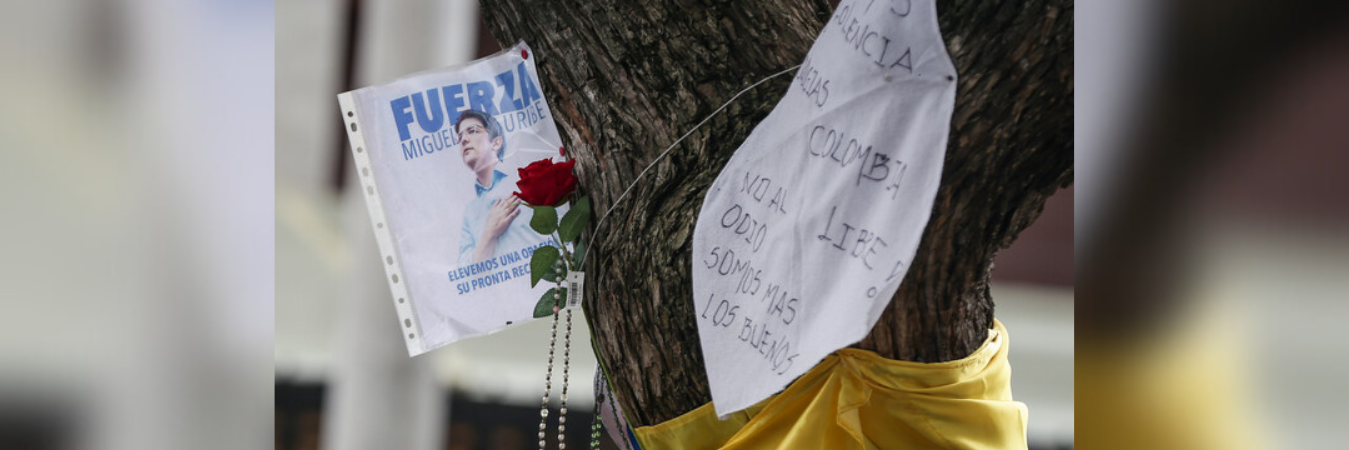 Rosario por la recuperación de Miguel Uribe en la el barrio Modelia. /FOTO: COLPRENSA