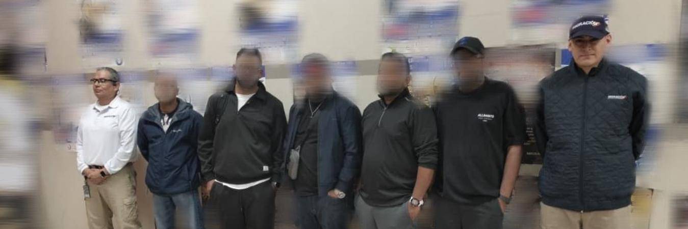 Grupo de estadounidenses que fueron inadmitido en Rionegro. FOTO: MIGRACIÓN COLOMBIA