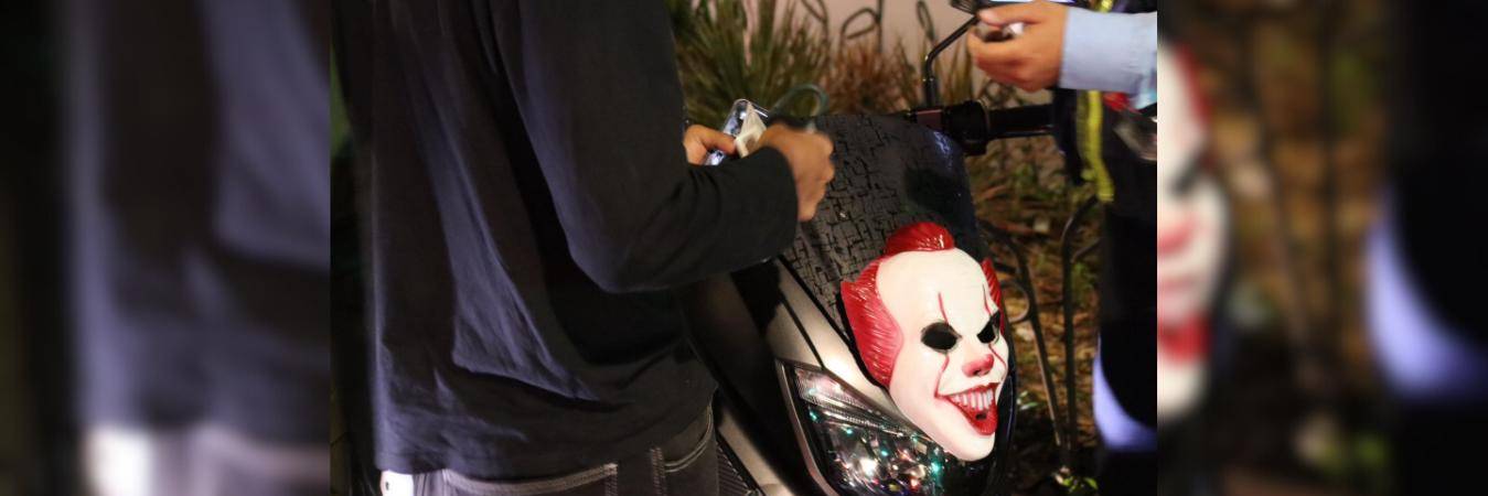 Agentes de tránsito realizando controles durante la noche de Halloween en Medellín. /FOTO: ALCALDÍA DE MEDELLÍN