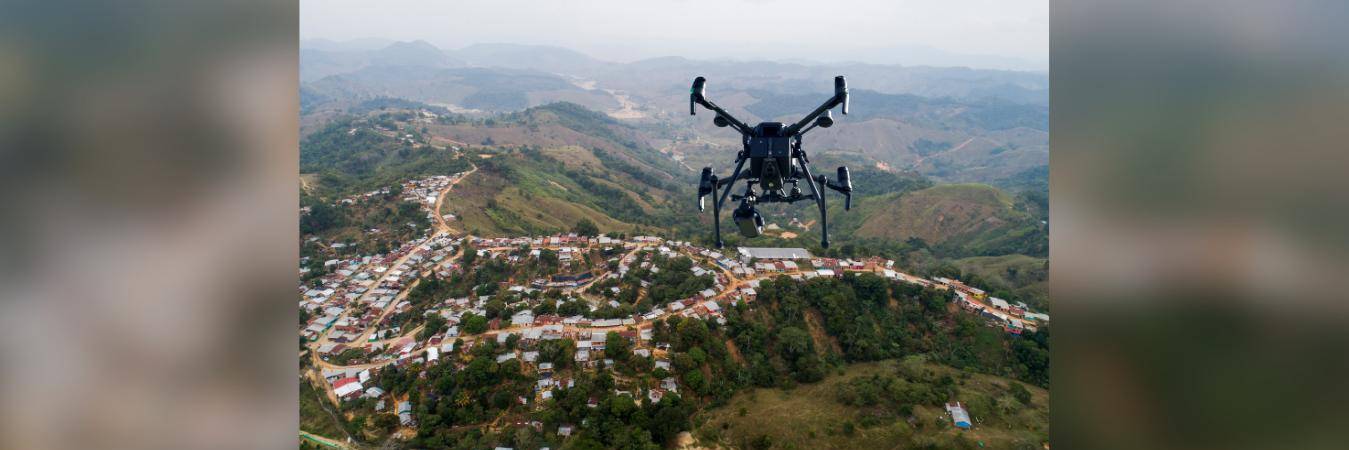 Panorámica de Segovia, en el Nordeste antioqueño, y un dron sobrevolando. FOTOS: ARCHIVO - ESTEBAN VANEGAS Y JUAN ANTONIO SÁNCHEZ