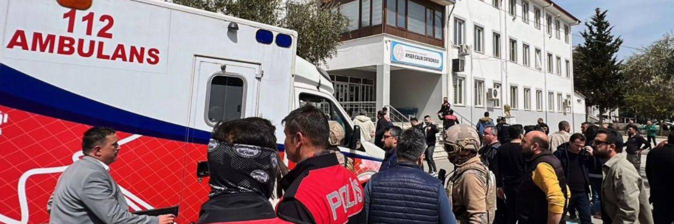 Al escuchar los impactos, familiares de los estudiantes acudieron a la institución a preguntar por los suyos. FOTO: CNN