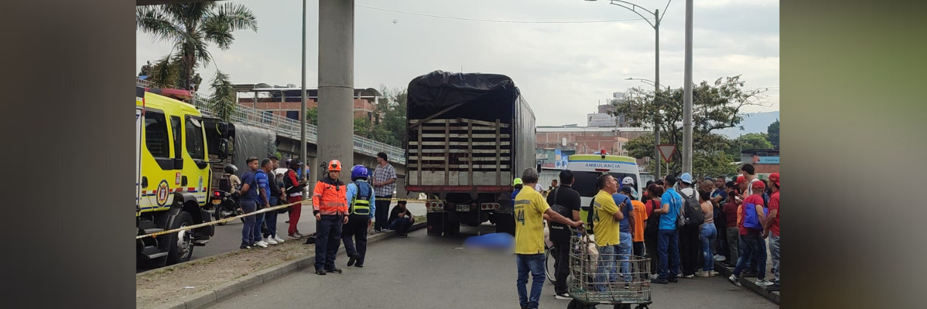 La víctima, de entre 50 y 55 años, intentó cruzar la vía cuando fue arrollada por este camión. /FOTO: DENUNCIAS ANTIOQUIA