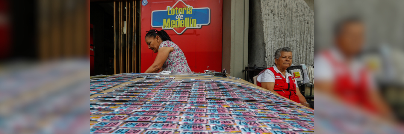 Venta de lotería en el centro de Medellín. /FOTO: MANUEL SALDARRIAGA.