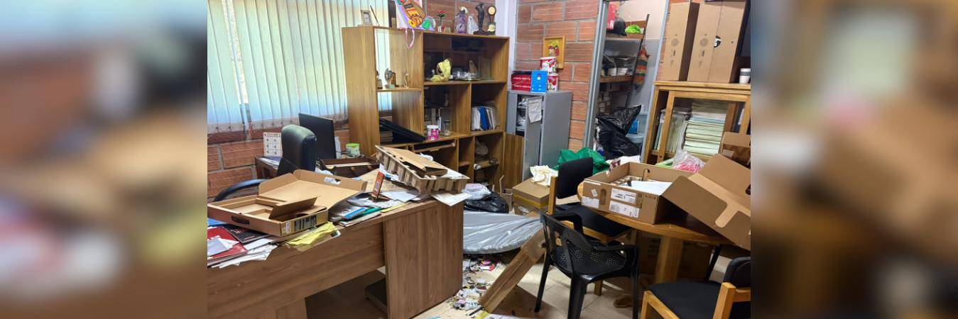 Los ladrones se metieron hasta la oficina de la rectora y la dejaron patas arriba en la institución educativa Romeral. FOTO: CORTESÍA