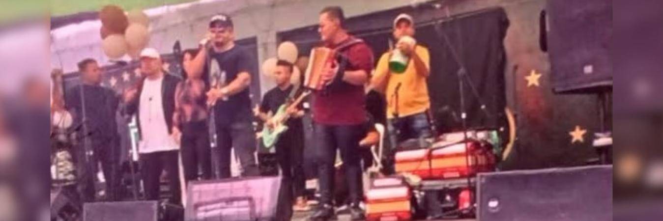 El cantante Nelson Velásquez fue el encargado del show principal en el centro penitenciario. FOTO: CAPTURA DE VIDEO