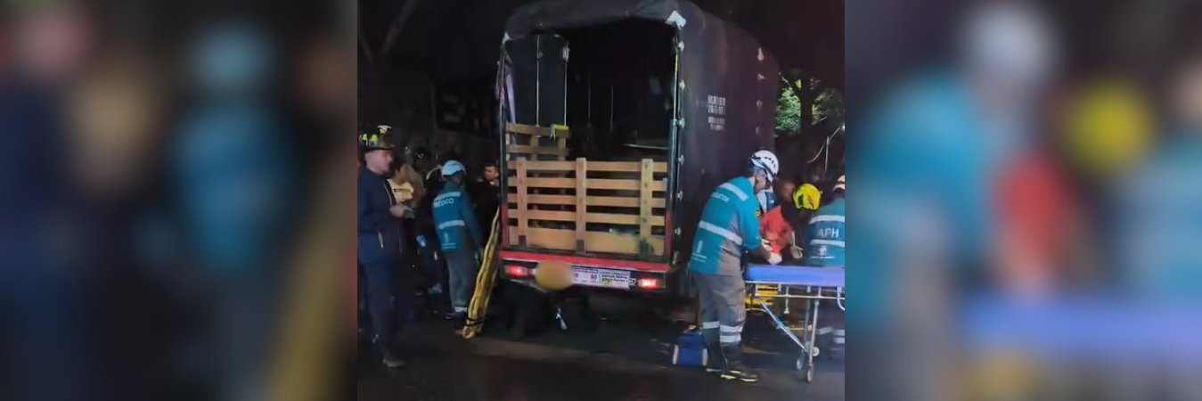 Accidente de tránsito en la calle San Juan, bajo el puente de la avenida Oriental. /FOTO: CAPTURA DE VIDEO DENUNCIAS ANTIOQUIA