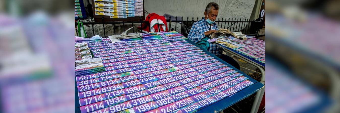 Venta de loterías en Medellín. FOTO: JUAN ANTONIO SÁNCHEZ 