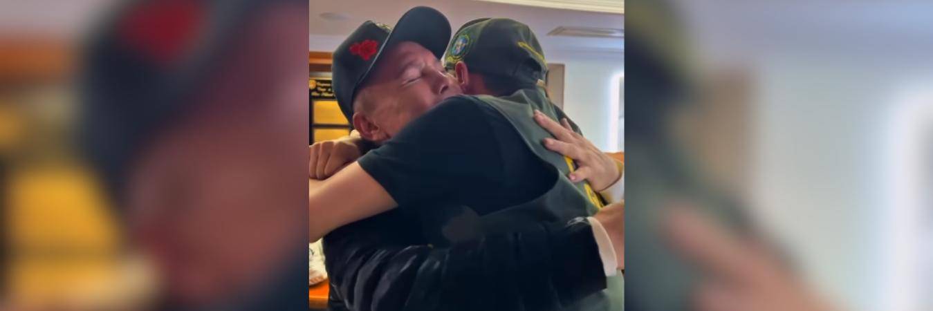 Reencuentro de Giovanny Ayala con su hijo Miguel. FOTO: @POLICIADECOLOMBIA