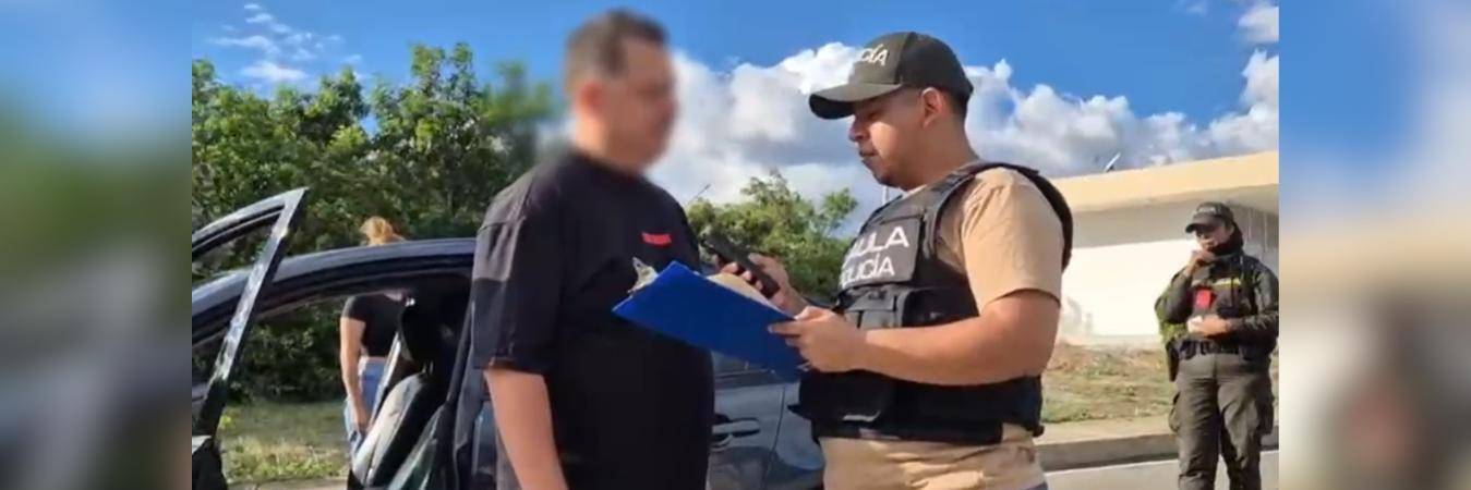 Momento en el que alias Arroz o el Señor de la A fue notificado de la orden judicial en su contra. FOTO: TOMA DE VIDEO - POLICÍA METROPOLITANA