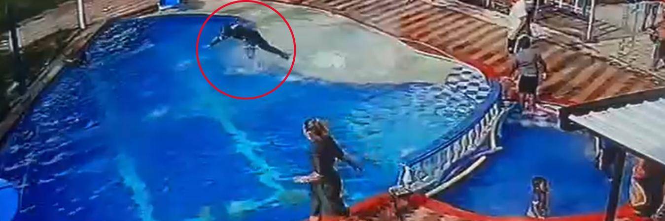 La patrullera Stefanny Zapata no lo pensó dos veces para lanzarse a la piscina. FOTO: CAPTURA DE VIDEO