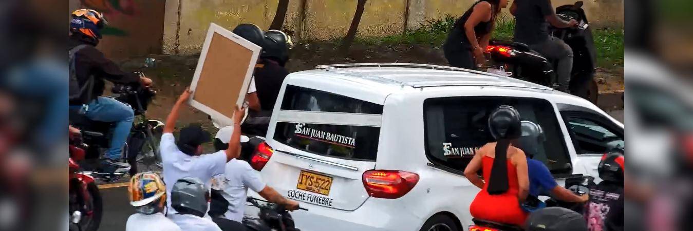 Los asistentes al cementerio estuvieron recorriendo la autopista Sur consumiendo licor, sin cascos y con las placas de algunos vehículos alteradas. FOTO: TOMA DE VIDEO