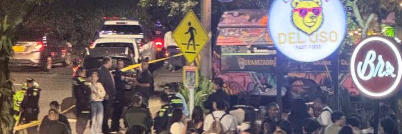 En uno de los locales cercanos se estaba celebrando el ‘Burguer Master’, por lo que había una gran cantidad de personas en las afueras. FOTO: CORTESÍA DENUNCIAS ANTIOQUIA 