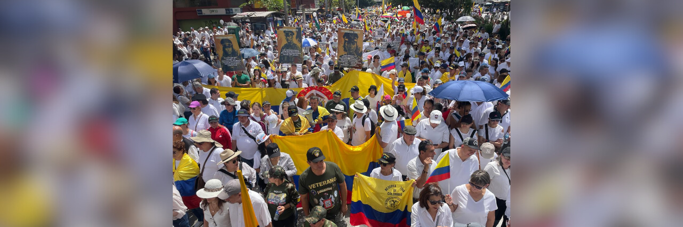 Miles de personas con camisetas blancas y banderas de Colombia salieron a las calles. /FOTO: MANUEL SALDARRIAGA 