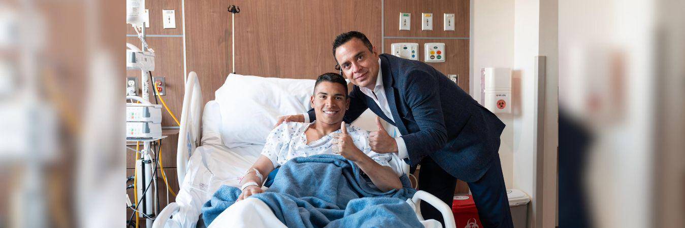 Víctor Velásquez, presidente de Cruz Azul, fue quien reveló la foto del arquero colombiano previo a su cirugía. /FOTO: X @Victor_VelRan