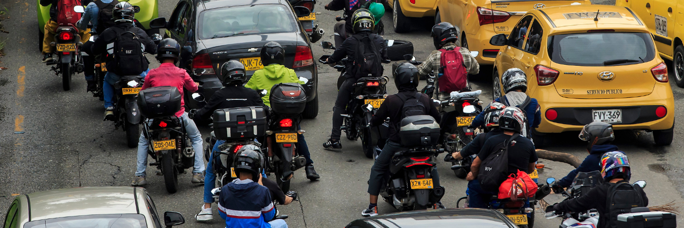 Así no tenga restricción, evite movilizarse en hora pico, que los trancones son muchos. /FOTO: MANUEL SALDARRIAGA