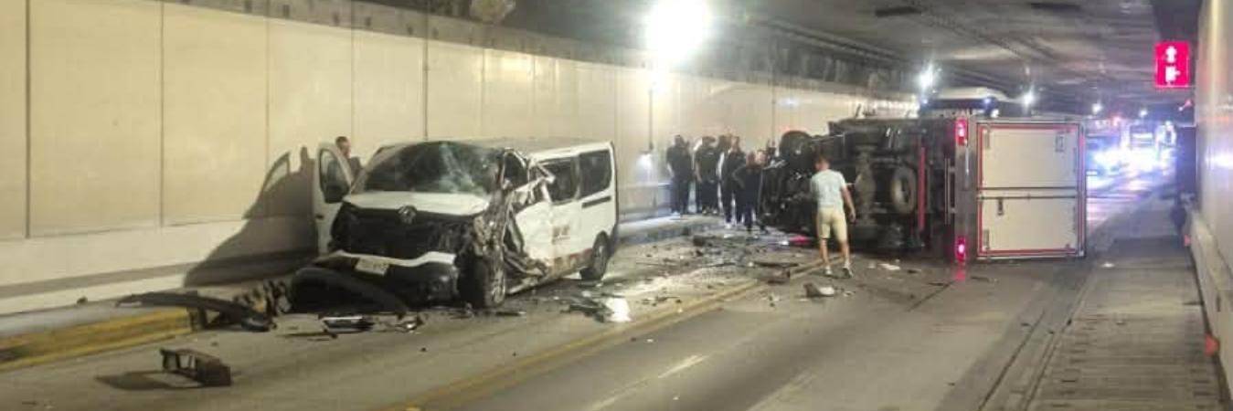 Así quedaron los vehículos dentro del Túnel de Oriente. FOTO: REDES SOCIALES