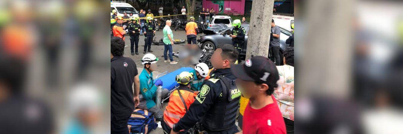 El choque dejó también una camioneta y 4 motocicletas afectadas, las cuales estaban parqueadas. /FOTO: DENUNCIAS ANTIOQUIA