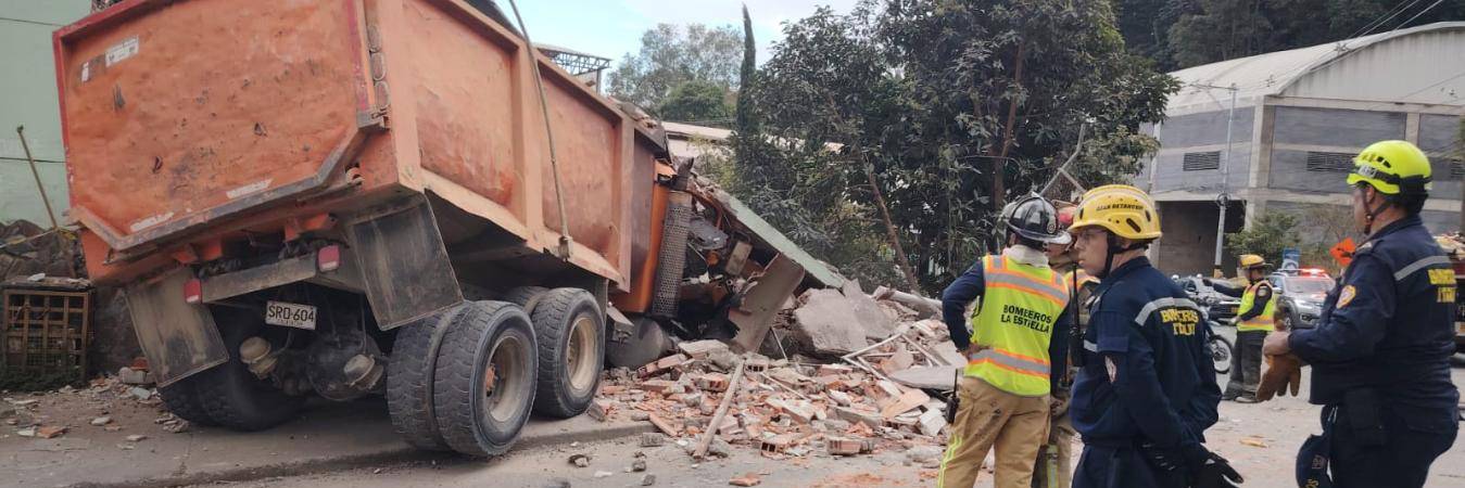 El conductor de la volqueta falleció en el accidente. FOTO: BOMBEROS LA ESTRELLA