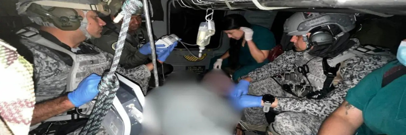 Traslado de la víctima en helicóptero desde Urrao hasta Rionegro. /FOTO: FUERZA AÉREA COLOMBIANA