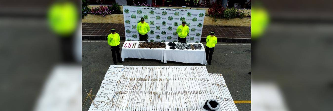 En el operativo incautaron material pirotécnico. FOTO: DEPARTAMENTO DE POLICÍA ANTIOQUIA