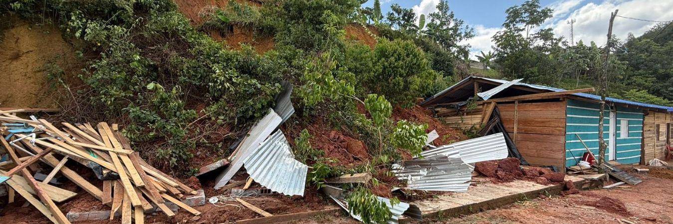 Dos viviendas afectadas y la muerte de un niño de tan solo 3 años luego de un aguacero en Tarazá. /FOTO: DAGRAN