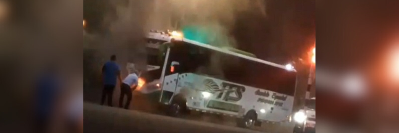 El bus se incendió a las 5:50 de la mañana en El Poblado. /FOTO: DENUNCIAS ANTIOQUIA