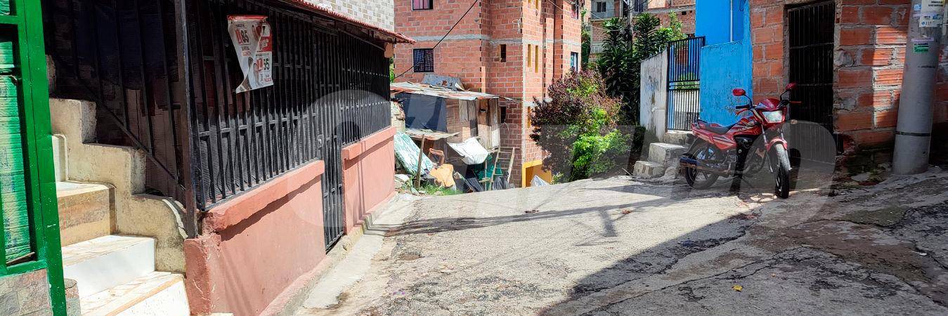 Este sería el lugar en el que quedó extendido este hombre en plena vía pública en Santa Cruz. / FOTO: ANDRÉS GARCÍA. 