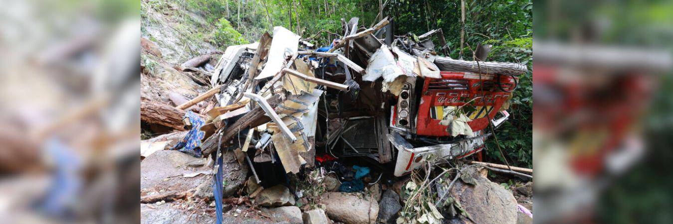Uno de los estudiantes salió ileso y logró llegar hasta la carretera. FOTO: MANUEL SALDARRIAGA QUINTERO