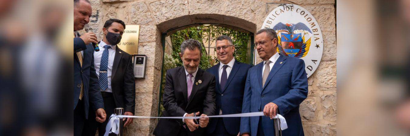 El canciller de Colombia Ómar Bula asistió al evento y cortó la banda. FOTO: COLPRENSA