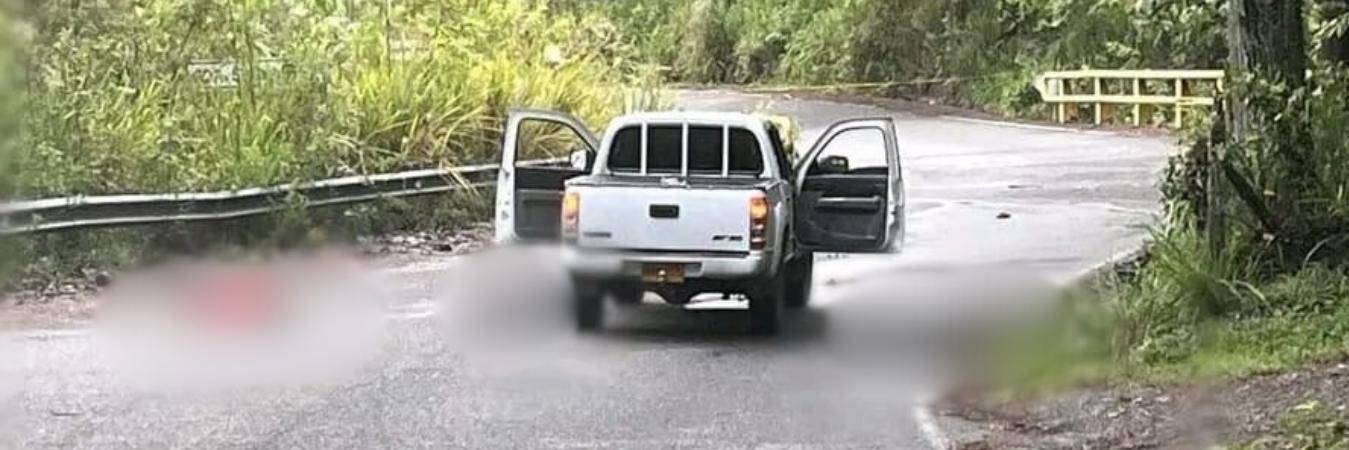 Los cuerpos fueron dejados afuera de la camioneta. FOTO: RED SOCIAL X @JULIAN_VASQUEZP