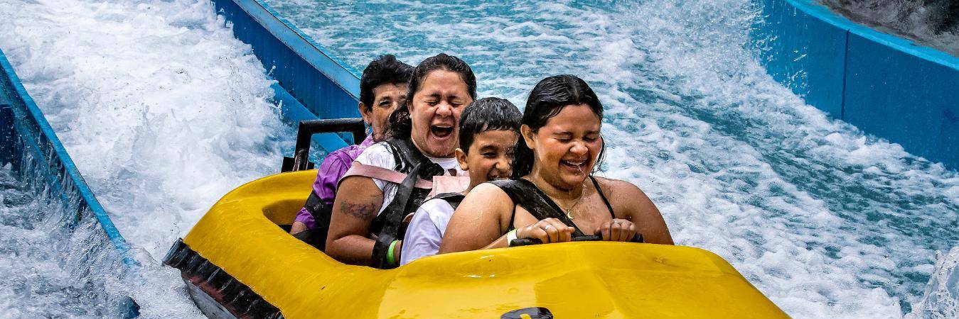 Familia disfrutando de la atracción ‘Viaje al Centro de la Tierra’ del Parque Norte. FOTO: ARCHIVO JAIME PÉREZ