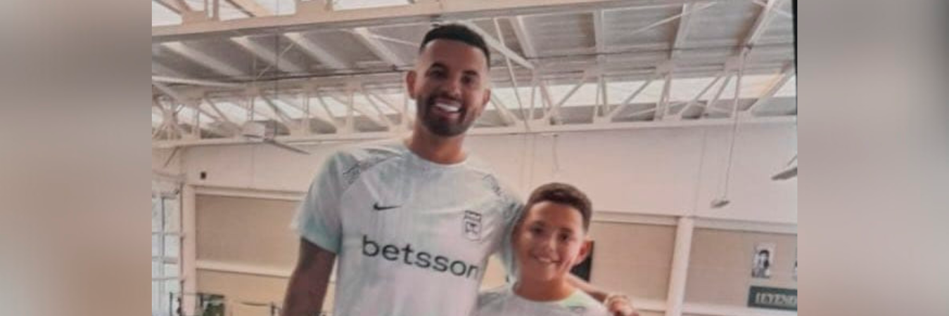 El volante Edwin Cardona junto a su hijo, en el centro de Alto Rendimiento de Nacional. / FOTO: TOMADA DE X.