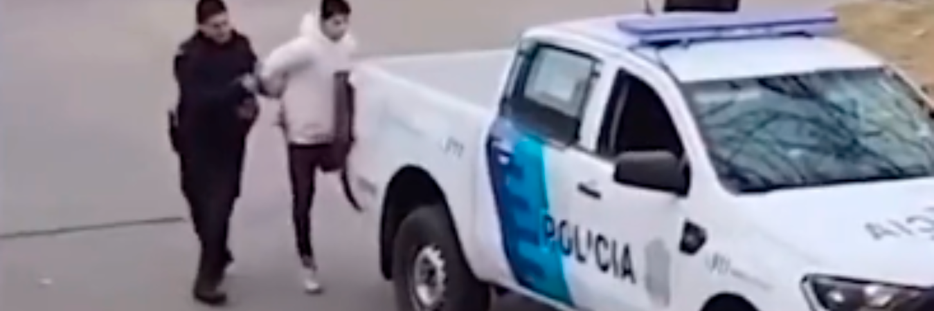 Momento en el que la policía llegó tras ser alertada por la situación con el ladrón. /FOTO: TOMADA DE VIDEO 