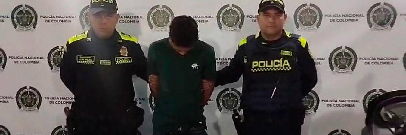 Momento de la captura de este sujeto de 20 años de edad. /FOTO: CORTESÍA POLICÍA. 